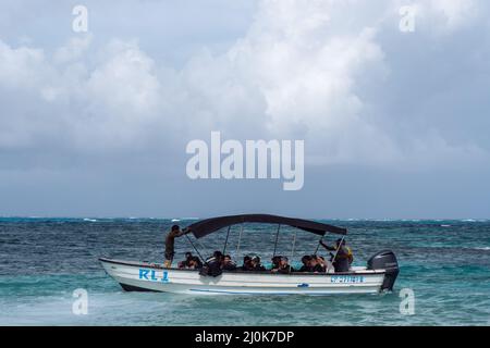 Playa de Spratt Bight, San Andrés, Kolumbien - November 17 2021: Viele Touristen nehmen ein Motorboot, um das Fisch- und Meeresleben zu sehen Stockfoto