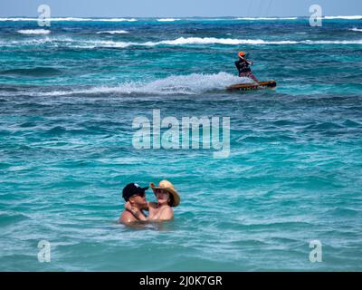 Playa de Spratt Bight, San Andrés, San Andrés y Providencia, Kolumbien - November 17 2021: Frau und Mann paares with Hats in the Caribbean Sea with man Stockfoto