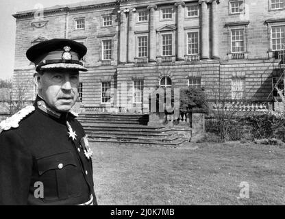 Lord Aylesford in seiner Uniform von Lord Lieutenant of the County of the West Midlands, vor seinem Haus, Packington Hall, Meriden, Solihull, West Midlands. 19.. April 1982. Stockfoto