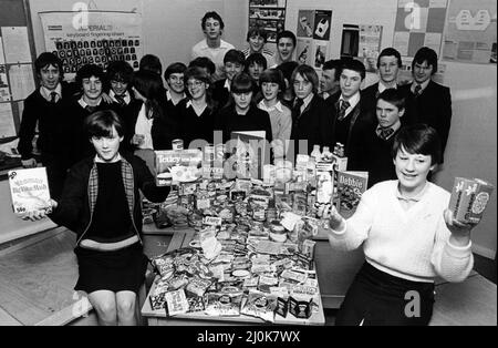 Gilbrook School, Eston, Redcar und Cleveland, North Yorkshire. 10.. Dezember 1981. Im Bild Schüler mit Nahrung und Medizin für Polen. Mit ihren Schulkameraden sind Tracy Ditchburn (links) und Jacqueline McElvaney (rechts). Stockfoto