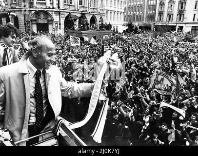 Der Manager der Aston Villa, Ron Saunders, zeigte die League Championship Trophy den Fans im Stadtzentrum von Birmingham. 3. Mai 1981. Stockfoto