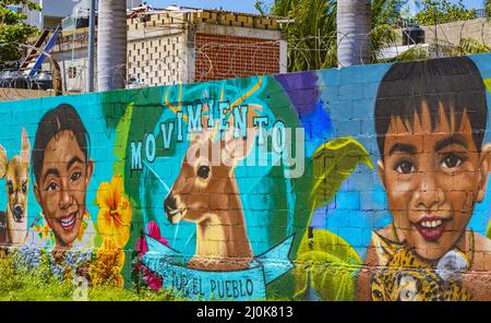 Künstlerische Wände bunte Tier menschliche Gemälde Graffiti Playa del Carmen. Stockfoto