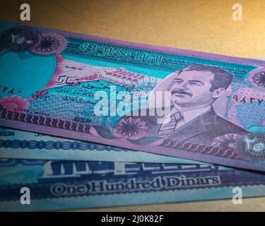 Nahaufnahme der alten irakischen Dinar-Währung mit Saddam Hussein an der Front. Stockfoto