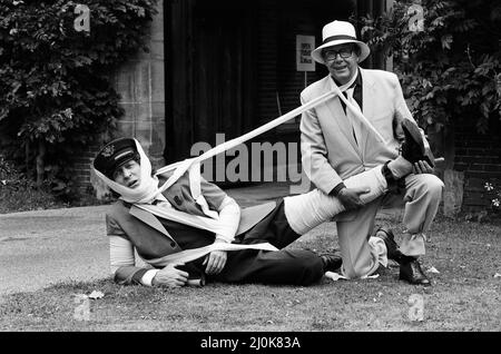 Eric Morecambe und Tom Baker vor Ort im Hever Castle, wo sie einen Comedy-Film drehen. 18.. August 1982. Stockfoto