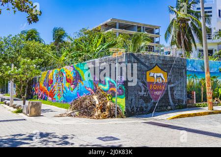 Künstlerische Wände mit bunten Gemälden Graffiti Playa del Carmen Mexiko. Stockfoto