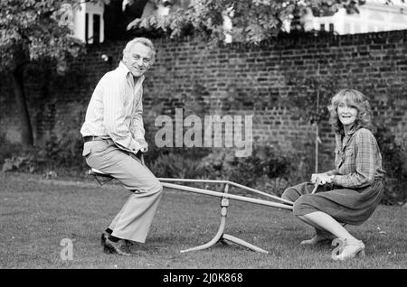 Schauspieler John Thaw mit seiner Schauspielerin Frau Sheila Hancock, abgebildet in ihrem Haus in Chiswick. 7. Mai 1981. Stockfoto