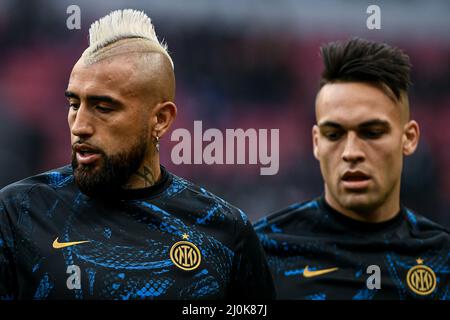 Mailand, Italien - 19. März 2022: Arturo Vidal und Lautaro Martinez vom FC Internazionale erwärmen sich während des Fußballspiels der italienischen Serie A FC Internazionale gegen ACF Fiorentina im San Siro Stadium Stockfoto