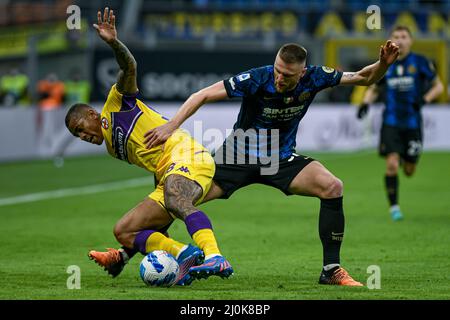 Mailand, Italien - 19. März 2022: Igor von ACF Fiorentina und Milan Skriniar vom FC Internazionale während des Fußballturnierspiels der italienischen Serie A FC Internazionale gegen ACF Fiorentina im San Siro Stadium Stockfoto