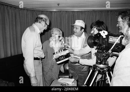 Dreharbeiten zu einer Serie von „Terry and June“, wo sie einen Tagesausflug nach Boulogne Unternehmen. Die Schauspielerin June Whitfield spielt June Medford und Terry Scott spielt Terry Medford. 30.. Juni 1982. Stockfoto