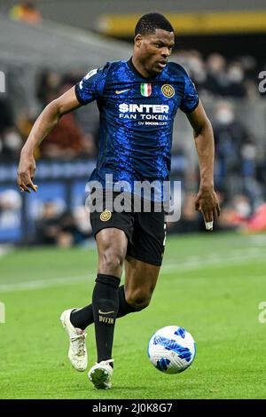 Mailand, Italien - 19. März 2022: Denzel Dumfries vom FC Internazionale kontrolliert den Ball während des Fußballspiels FC Internazionale gegen ACF Fiorentina im San Siro Stadium Stockfoto