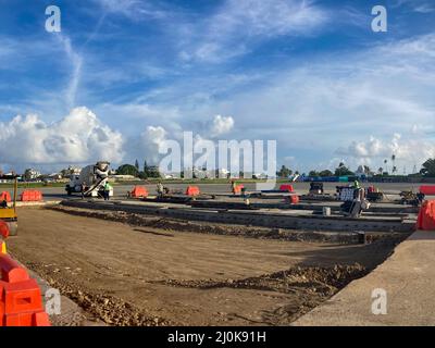 Medellin, Antioquia, Kolumbien - November 19 2021: Bauarbeiter reparieren Asphaltlandeplatz am Flughafen San Andrés Stockfoto