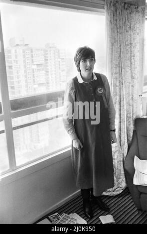 Harriet Harman, eine potenzielle Labour-Abgeordnete, tourt durch Peckham, wo sie bei der heutigen Nachwahl als Kandidatin kandidiert. 28.. Oktober 1982. Stockfoto