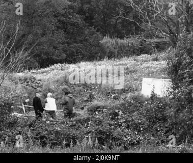 Huyton Mordes, Merseyside, August 1980. John Greenwood 11 und Gary Miller 11 wurden im Sterben auf einer müllhalde des rates gefunden. Sie waren über den Kopf geschlägert und dann unter Müll vergraben worden. Als sie gefunden wurden, waren sie beide noch am Leben, starben aber später an ihren Verletzungen (John Greenwood, 17.. August und Gary Miller, 20.. August). Unser Bild zeigt ... Polizei suchen Mordszene. Ein Zelt (rechts) markiert die Stelle, an der die Jungen gefunden wurden. 17.. August 1980. Stockfoto