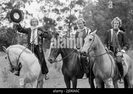 Die Polizei, Pop/Rock-Gruppe, auf Pferden abgebildet. Links ist der Gitarrist Andy Summers Middle is Sting (richtiger Name Gordon Summers) rechts der Schlagzeuger Stewart Copeland Picture, aufgenommen in Südamerika, während die Band 1980 auf Tournee war. Bild aufgenommen am 18.. Dezember 1980 Stockfoto