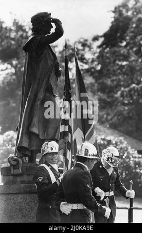 Columbus Day Celebrations at Sefton Park Palm House, Liverpool, 12.. Oktober 1981. Der Kolumbus-Tag ist ein nationaler Feiertag, an dem offiziell der Jahrestag der Ankunft von Christoph Kolumbus und der europäischen Entdeckung des amerikanischen Kontinents am 12.. Oktober 1492 begangen wird. Die Landung wird als 'Columbus Day' in den Vereinigten Staaten gefeiert auf dem Bild nehmen amerikanische Soldaten der Burtonwood Army Base an der offiziellen Zeremonie Teil. Stockfoto