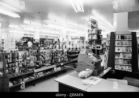 Woolworths Store, Holborn, London, 13.. August 1980. 420pm und kein Mensch in Sicht. Dies ist die Szene in einem Londoner Woolworths-Laden, nachdem sie einen drastischen Rückgang der Gewinne angekündigt hatten. Stockfoto