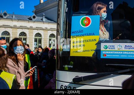 Przemysl, Ukraine. 18. März 2022. Ukraine-Flüchtlinge steigen in einen Bus ein. Ukrainische Flüchtlinge, die vor dem Krieg in ihrer Heimat fliehen, kommen im Zug nach Polen. (Bild: © Ty O'Neil/SOPA Images via ZUMA Press Wire) Stockfoto