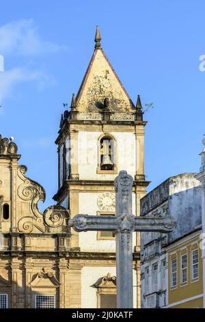 Fassadenfassade einer alten historischen Kirche mit einem großen Kruzifix auf dem zentralen Platz in Pelourinhour Stockfoto