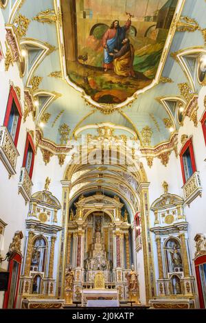 Decke und Altar der Kirche von Sao Pedro dos Clerigos, die im 18.. Jahrhundert im Viertel Pelourinhos in Salvador errichtet wurde Stockfoto