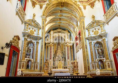 Goldener Altar der Kirche von Sao Pedro dos Clerigos, der im 18.. Jahrhundert mit seinem neoklassizistischen Interieur geschaffen wurde Stockfoto