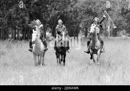 Die Polizei, Pop/Rock-Gruppe, stellte Pferde vor. Links ist der Gitarrist Andy Summers Middle is Sting (richtiger Name Gordon Summers) rechts der Schlagzeuger Stewart Copeland Picture, aufgenommen in Südamerika, während die Band 1980 auf Tournee war. Bild aufgenommen am 18.. Dezember 1980 Stockfoto