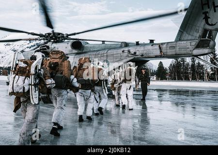 Setermoen, Norwegen. 15. März 2022. Norwegische Soldaten mit Panzerbataillon, Brigade Nord, Royal Norwegian Army, laden während der Übung Cold Response 22, 15. März 2022 in Setermoen, Norwegen, auf einen Hubschrauber der US-Marine CH-53E Super Hengst. Kredit: Sgt. William Chockey/USA Marine Corps/Alamy Live News Stockfoto