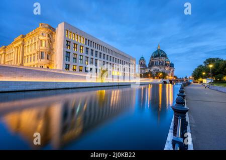 Der Berliner Dom, die Spree und die moderne Rückseite des Stadtpalastes im Morgengrauen Stockfoto