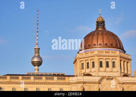 Die Kuppel des wiederaufgebauten Berliner Stadtpalastes und der berühmte Fernsehturm kurz vor Sonnenuntergang Stockfoto