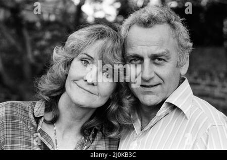 Schauspieler John Thaw mit seiner Schauspielerin Frau Sheila Hancock, abgebildet in ihrem Haus in Chiswick. 7. Mai 1981. Stockfoto