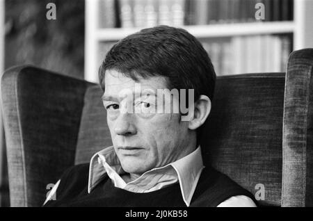 John Hurt, aufgenommen 1982 in Deutschland.John ist in Deutschland, um Night Crossing zu Filmen, die wahre Geschichte, wie die Familien Strelzyk und Wetzel am 16.. September 1979 in einem selbstgemachten Heißluftballon aus der DDR in den Westen flüchteten. John Hurt spielt Peter Strelzyk in dem Film. Bild aufgenommen am 14.. Februar 1982 Stockfoto