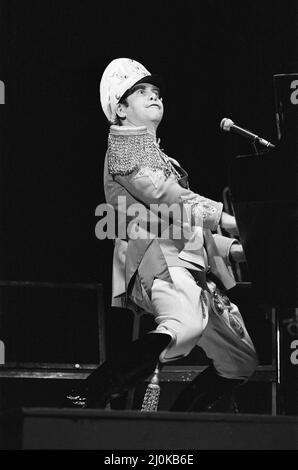 Elton John in Concert am Birmingham Odeon während seiner "Jump Up Tour". 22. November 1982. Stockfoto