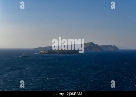 Die Caldera-Inseln Nea Kameni, Palaia Kameni, Therasia und Aspronisi auf der Vulkaninsel Santorini (Thera), Griechenland. Stockfoto