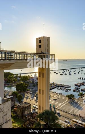 Blick von oben auf die Bucht von All Saints, den Lacerda-Aufzug und den Hafenpier mit seinen Booten während des Sonnenuntergangs Stockfoto