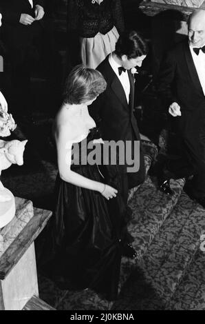 Lady Diana Spencer nahm heute Abend an ihrem ersten öffentlichen Engagement Teil, als sie zu Prinz Charles bei einem Gala-Benefizkonzert in der Goldsmith's Hall, London, zugunsten des Royal Opera House kam. Prinzessin Grace von Monaco nimmt ebenfalls an dem Ereignis Teil, wie in anderen Bildern dieses Sets zu sehen ist. Hinweis an die Redaktion: Diana trägt ein schwarzes Kleid, wie in den Farbbildern von Mirrorpix von diesem Ereignis zu sehen ist. Bild aufgenommen am 9.. März 1981 Stockfoto