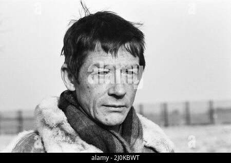 John Hurt, aufgenommen 1982 in Deutschland.John ist in Deutschland, um Night Crossing zu Filmen, die wahre Geschichte, wie die Familien Strelzyk und Wetzel am 16.. September 1979 in einem selbstgemachten Heißluftballon aus der DDR in den Westen flüchteten. Das Bild zeigt John Hurt als Peter Strelzyk das Bild wurde am 14.. Februar 1982 aufgenommen Stockfoto