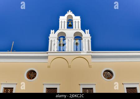 Three Bells of Fira, Santorini, Griechenland, offiziell bekannt als die katholische Kirche der Dormition, ist eine griechisch-katholische Kirche auf der Insel Santorin Stockfoto