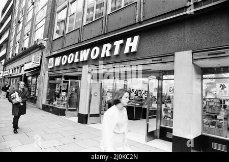 Woolworths Store, Holborn, London, 13.. August 1980. 420pm und kein Mensch in Sicht. Dies ist die Szene in einem Londoner Woolworths-Laden, nachdem sie einen drastischen Rückgang der Gewinne angekündigt hatten. Stockfoto