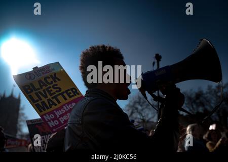 London, Großbritannien. 19.. März 2022. UN-Anti-Rassismus-Tag: Tausende von Anti-Rassismus-Demonstranten marschieren zum UN-Anti-Rassismus-Tag durch das Zentrum Londons. Die Organisatoren von „Stand Up to Racism“ führten den protestmarsch „All Refugees Welcome - March Against Racism“ vom BBC Broadcasting House durch Whitehall zum Parliament Square. Kredit: Guy Corbishley/Alamy Live Nachrichten Stockfoto
