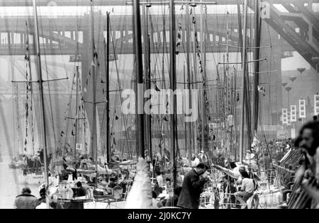 Die Stadt Newcastle 900 Jahre Jubiläumsfeiern 1980 - das Jubiläumsjahr Feiern Sie die Gründung des Neuen Schlosses im Jahr 1080 durch Robert Curtois, Sohn von William dem Eroberer -Masten, soweit das Auge auf dem Fluss Tyne sehen kann 24.. Juli 1980 Stockfoto