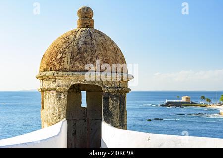 Steingarde an den Wänden einer alten Festung im Kolonialstil Stockfoto