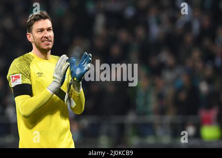 Bremen, Deutschland. 19. März 2022. Fußball: 2. Bundesliga, Werder Bremen - Darmstadt 98, Matchday 27, wohninvest Weserstadion. Werder Torhüter Jiri Pavlenka feiert den Sieg. Kredit: Carmen Jaspersen/dpa - WICHTIGER HINWEIS: Gemäß den Anforderungen der DFL Deutsche Fußball Liga und des DFB Deutscher Fußball-Bund ist es untersagt, im Stadion und/oder vom Spiel aufgenommene Fotos in Form von Sequenzbildern und/oder videoähnlichen Fotoserien zu verwenden oder zu verwenden./dpa/Alamy Live News Stockfoto