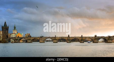 Panoramablick auf die Karlsbrücke in Prag Stockfoto