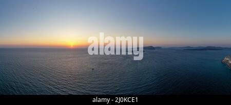 Die Caldera-Inseln Nea Kameni, Palaia Kameni, Therasia und Aspronisi auf der Vulkaninsel Santorini (Thera), Griechenland. Stockfoto