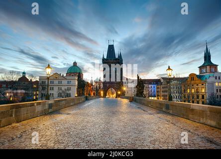 Karlsbrücke in Prag bei Nacht Stockfoto