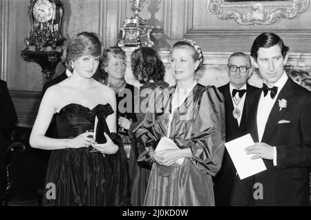 Lady Diana Spencer nahm heute Abend an ihrem ersten öffentlichen Engagement Teil, als sie mit Prinz Charles bei einem Gala-Benefizkonzert in der Goldsmith's Hall, London, zugunsten des Royal Opera House zusammenkam.Prinzessin Grace von Monaco steht im Zentrum. Hinweis an die Redaktion: Diana trägt ein schwarzes Kleid, wie in den Farbbildern von Mirrorpix von diesem Ereignis zu sehen ist. Bild aufgenommen am 9.. März 1981 Stockfoto