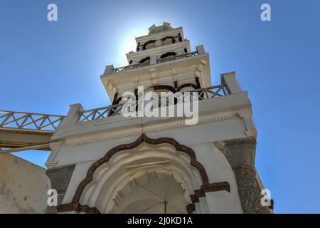 Orthodoxe Kirche mit ihrer mehrstufigen Glockenturm Fassade in Emporio, Santorini, Griechenland. Stockfoto