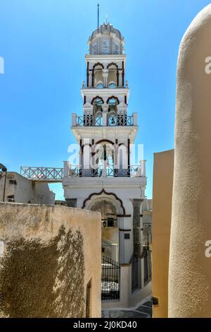 Orthodoxe Kirche mit ihrer mehrstufigen Glockenturm Fassade in Emporio, Santorini, Griechenland. Stockfoto