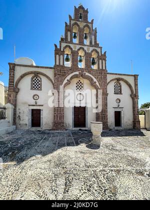 Orthodoxe Kirche mit ihrer mehrstufigen Glockenturm Fassade in Emporio, Santorini, Griechenland. Stockfoto