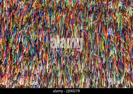 Berühmte und bunte Bänder unseres herrn do Bonfim, die vermutlich Glück bringen Stockfoto