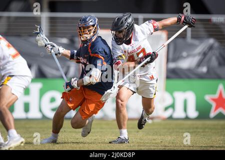 19. März 2022: Virginia Cavaliers attackieren Matt Moore (5) bringt den Ball in die Torposition mit dem Midfielder der Maryland-Schildkröten Michael Roche (42) bei der Verteidigung während des NCAA Men's Lacrosse Regular Season Spiels zwischen den Virginia Cavaliers und den Maryland-Schildkröten im Audi Field in Washington, DC Fotograf: Cory Royster Stockfoto